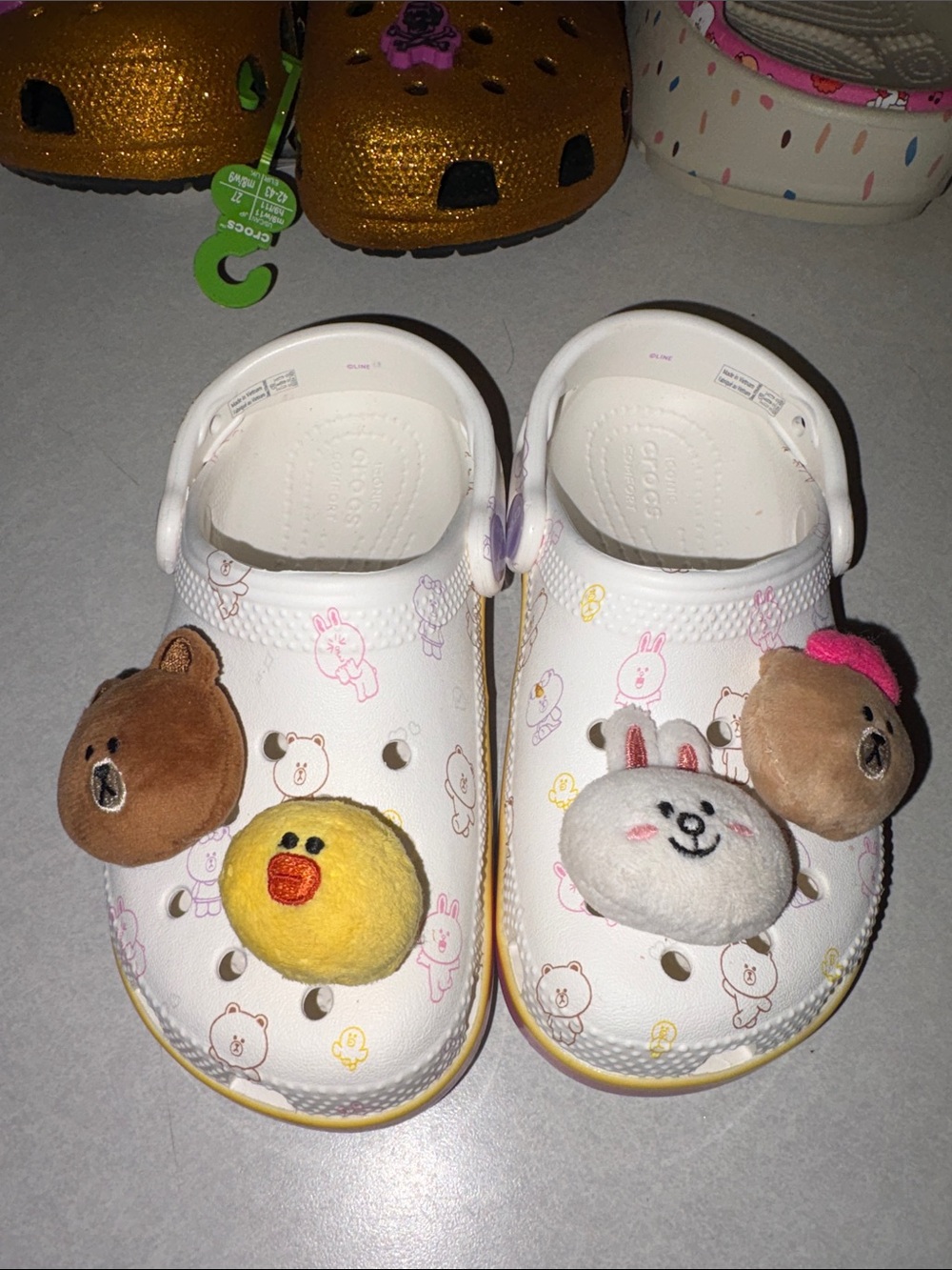 CROCS Kids White Printed Clogs with Plush Character Charms